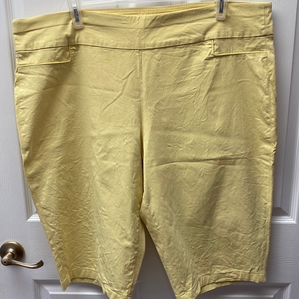 I Alfred Dunner casual solid yellow stretch plus size knee length shorts 24W